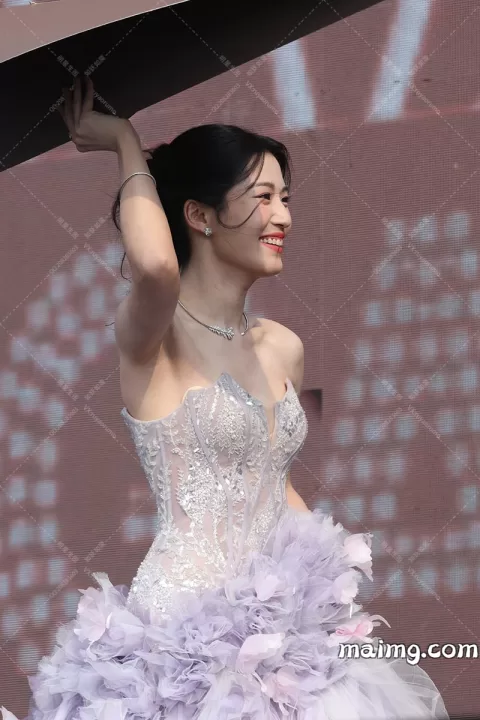 【已出】卢昱晓芭莎红毯