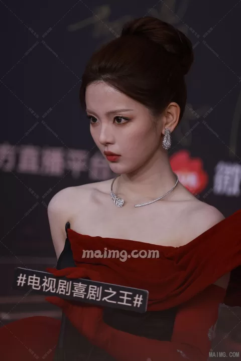 【已出】杨超越 微博大会红毯