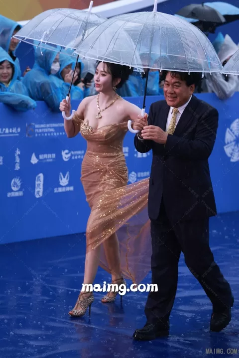 【已出】候伊荻 北京电影节开幕红毯