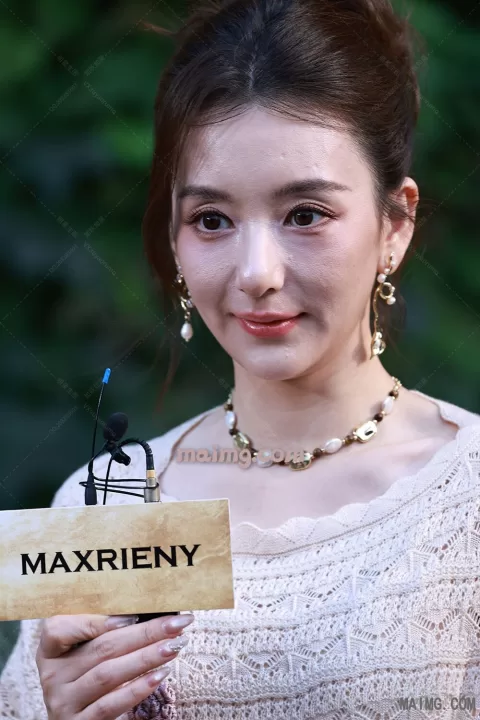 【已出】方媛 MAXRIENY 秀场外拍