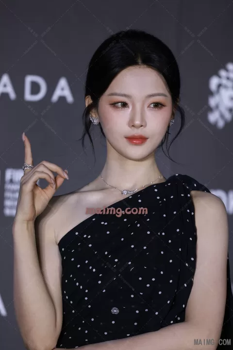 杨超越 FIRST 惊喜电影展红毯